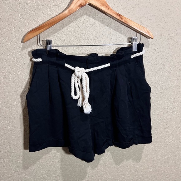 Forever 21 Pants - 🔥BUY TWO GET ONE 50% OFF🔥
*Discount applied when you create a bundle*